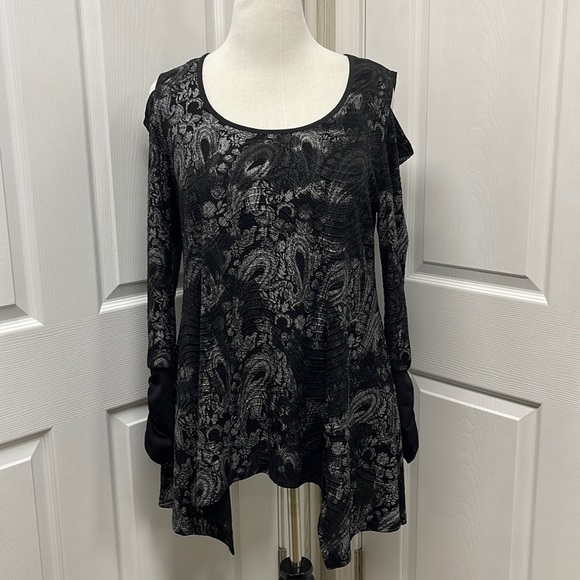Fashque Studio Cold Shoulder Black Glitter Paisley Tunic 1X - Picture 1 of 8